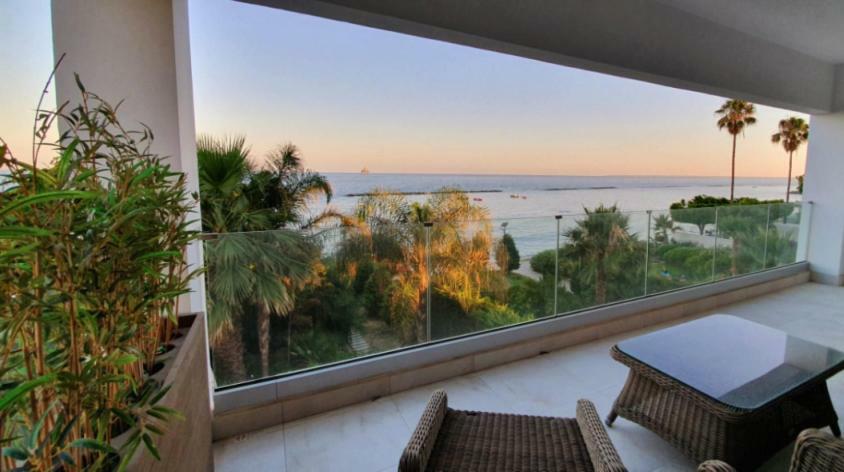 Pegasus Beach Front Apartment Limassol Bagian luar foto